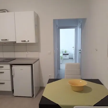 With Free And Private Parking Apartment *