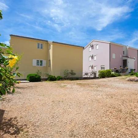 Apartment With Free And Private Parking