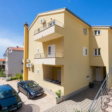 With Free And Private Parking Apartment *