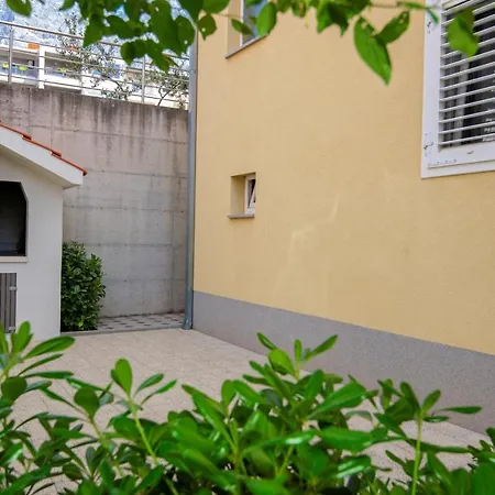With Free And Private Parking Apartment