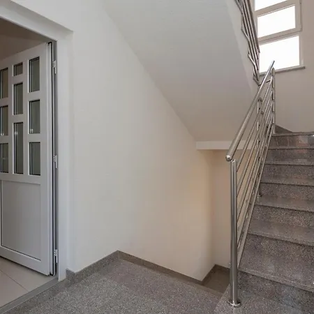With Free And Private Parking Apartment *