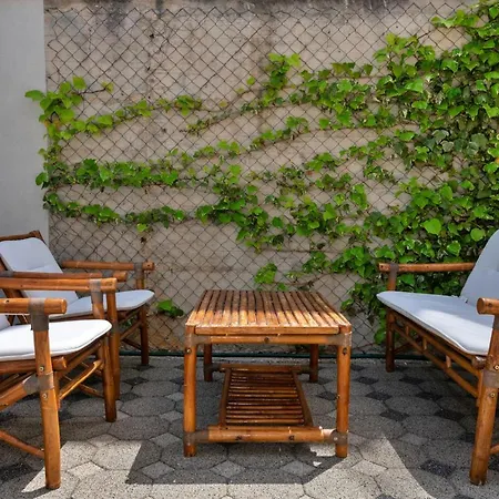 With Free And Private Parking Apartment *