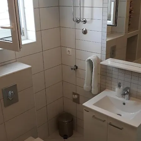 With Free And Private Parking Apartment *