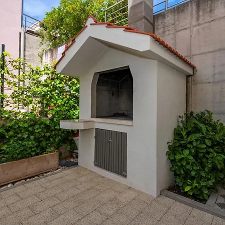 With Free And Private Parking Apartment