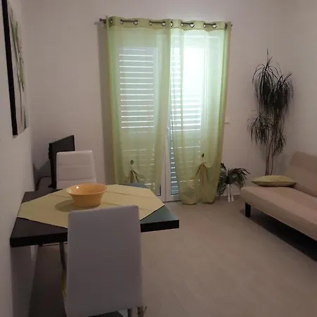 With Free And Private Parking Apartment