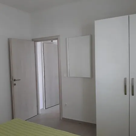 Apartment With Free And Private Parking